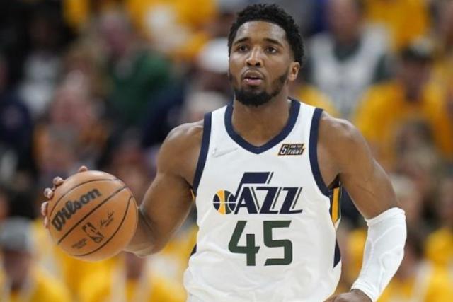 V体育官网-爵士目前无意交易米切尔 安吉期待他未来转型控卫