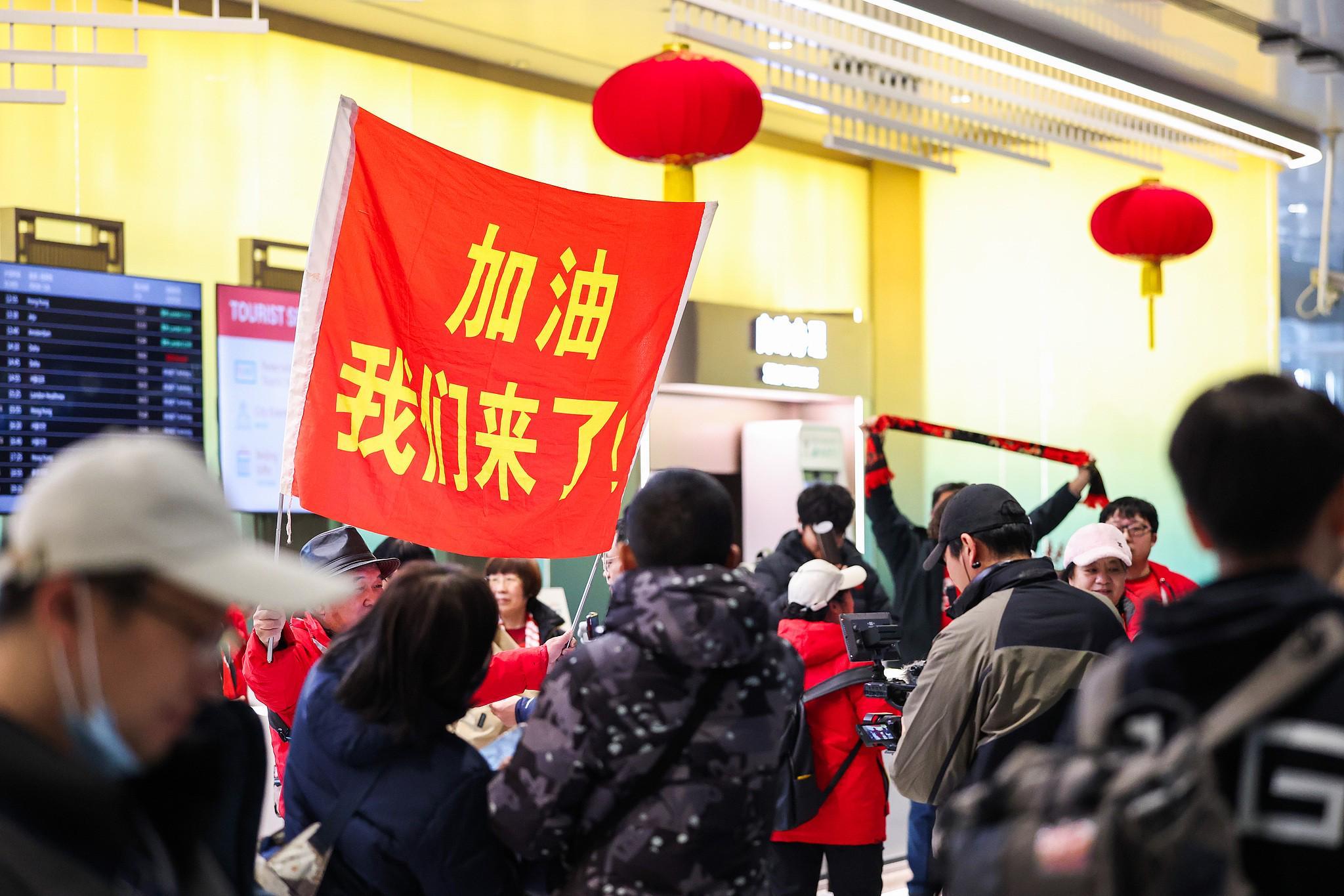 V体育平台-高清图集：U23国足凯旋，众多球迷现场接机